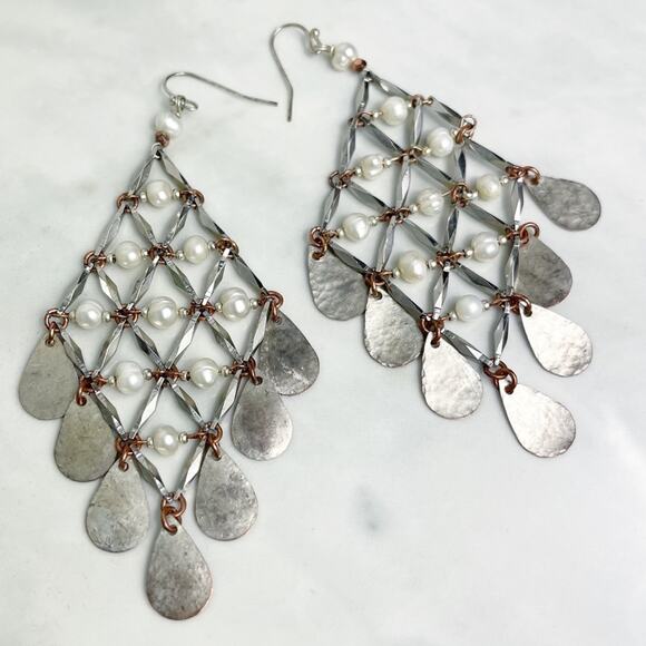 VINTAGE HANDMADE Hammered Silver Pearl Earrings - Picture 2 of 8